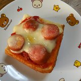 トマトソースとウインナーのピザ風トースト